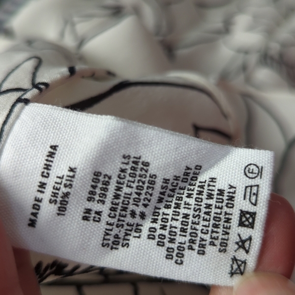 Theory Crewneck LS Stencil Floral Silk Top Blouse White Black S preppy minimal - Picture 8 of 9